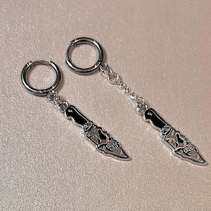 Pendientes unisex con forma de calavera, daga o espada, joyería gótica, pendientes góticos, joyería grunge, pendientes desiguales, regalos para góticos.
