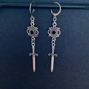 Pendientes de daga/espada gótica/joyas góticas/pendientes góticos/pendientes grunge/EMO/pendientes rockeros