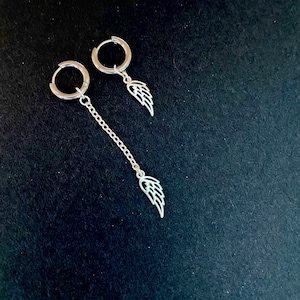 Boucles d&#39;oreilles gothiques en plumes huggie hoop en acier inoxydable/boucles d&#39;oreilles grunge/boucles d&#39;oreilles rock/Cadeaux pour les gothiques