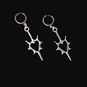 Cœur en acier inoxydable à pointes noires ou argentées sur des créoles Huggie/Bijoux gothiques/Boucles d&#39;oreilles gothiques/Boucles d&#39;oreilles grunge/EMO/Cadeaux gothiques pour elle
