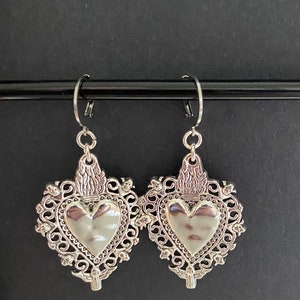 Cœur gothique argenté sur créoles en acier inoxydable/bijoux gothiques/universités sombres/bijoux de style vintage/cadeaux pour les gothiques/cadeaux alternatifs pour elle