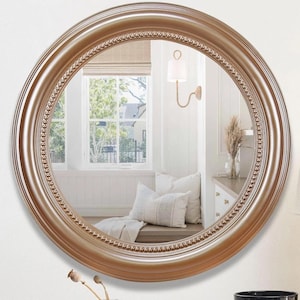 Ronde wandspiegel van hars met kralen: moderne taupekleurige decoratieve spiegel