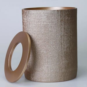 Papelera de resina modelo Linen con tapas clásicas o higiénicas para baño, cocina y oficina. Papelera de basura.