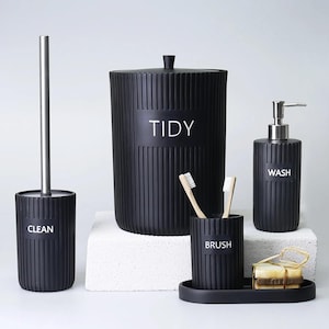 Juego de accesorios de baño de resina de 5 piezas Grooved Collection en color negro