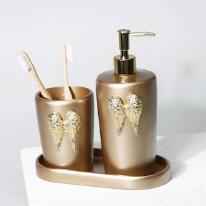 Ensembles d&#39;accessoires de salle de bain Wings dans un distributeur de savon, un porte-brosse à dents et un plateau