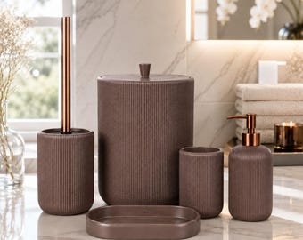 Modernes Badezimmer-Accessoire-Set in Taupe – Minimalistische Baddekoration, Lydia-Kollektion