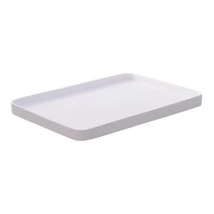 Peut inclure: Un plateau rectangulaire blanc aux coins arrondis et aux bords surélevés. Le plateau présente une surface lisse de couleur unie et un design simple et épuré, présenté sous un angle légèrement surélevé pour montrer sa profondeur.