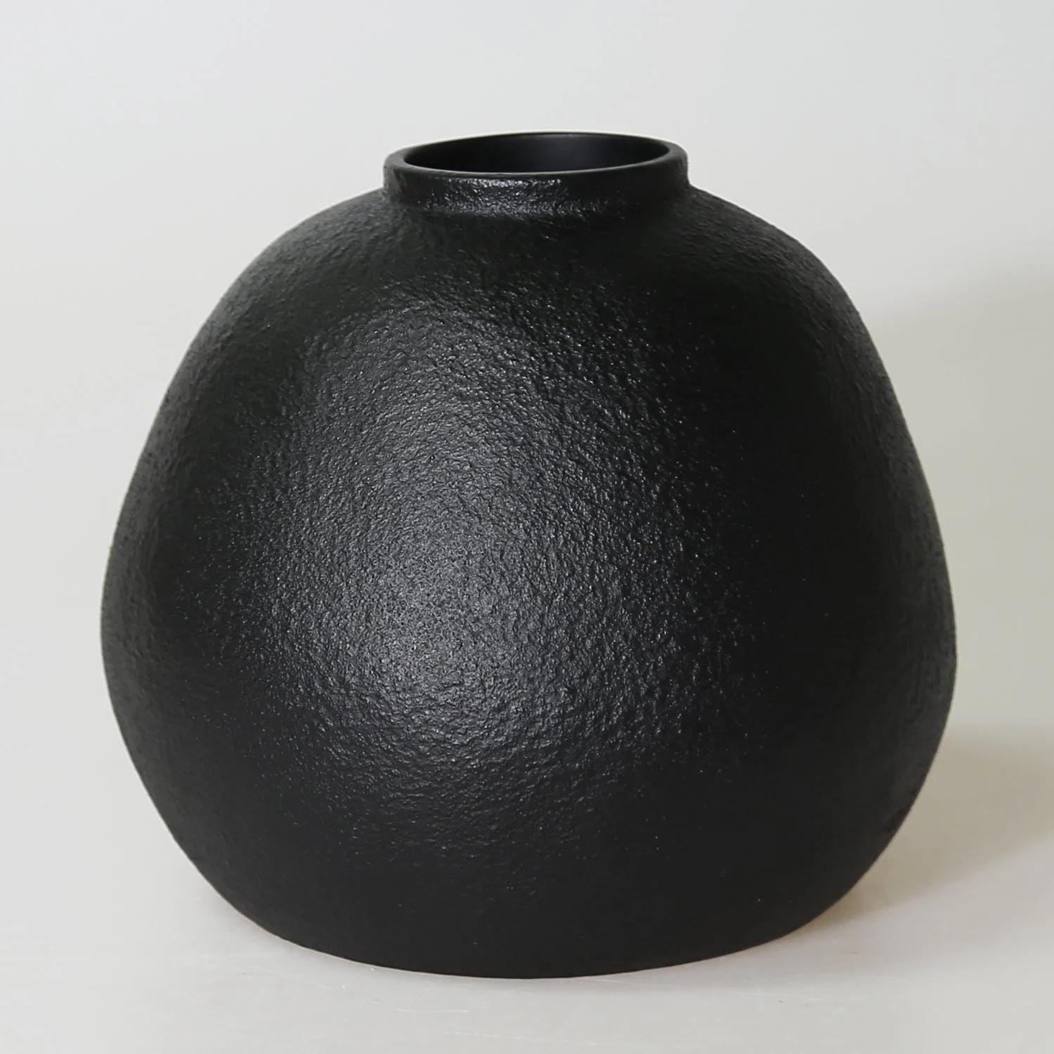 オフィーリアコレクション ブラックテクスチャード樹脂製花瓶：モダン