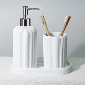 Conjuntos de accesorios de baño Lydia con dispensador de jabón, portacepillos y bandeja de baño