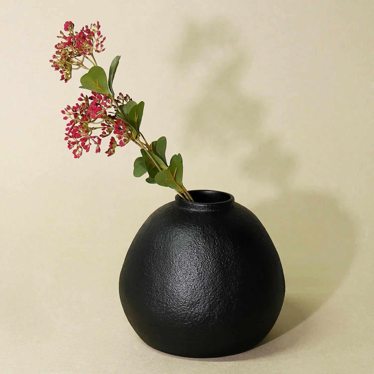 オフィーリアコレクション ブラックテクスチャード樹脂製花瓶：モダン