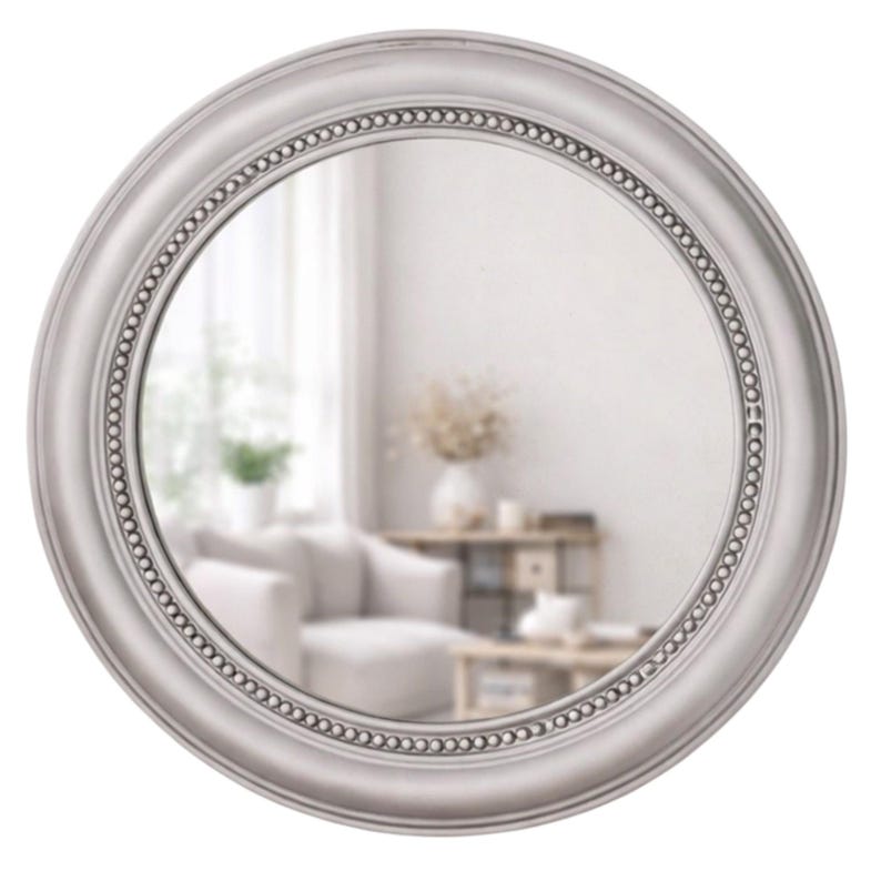 Pode incluir: Um espelho de parede redondo com uma moldura lisa cinza-claro e uma borda interna decorativa de pequenas contas em relevo. A superf&iacute;cie de vidro reflexiva &eacute; clara e circular, capturando uma vis&atilde;o desfocada de um interior de sala.