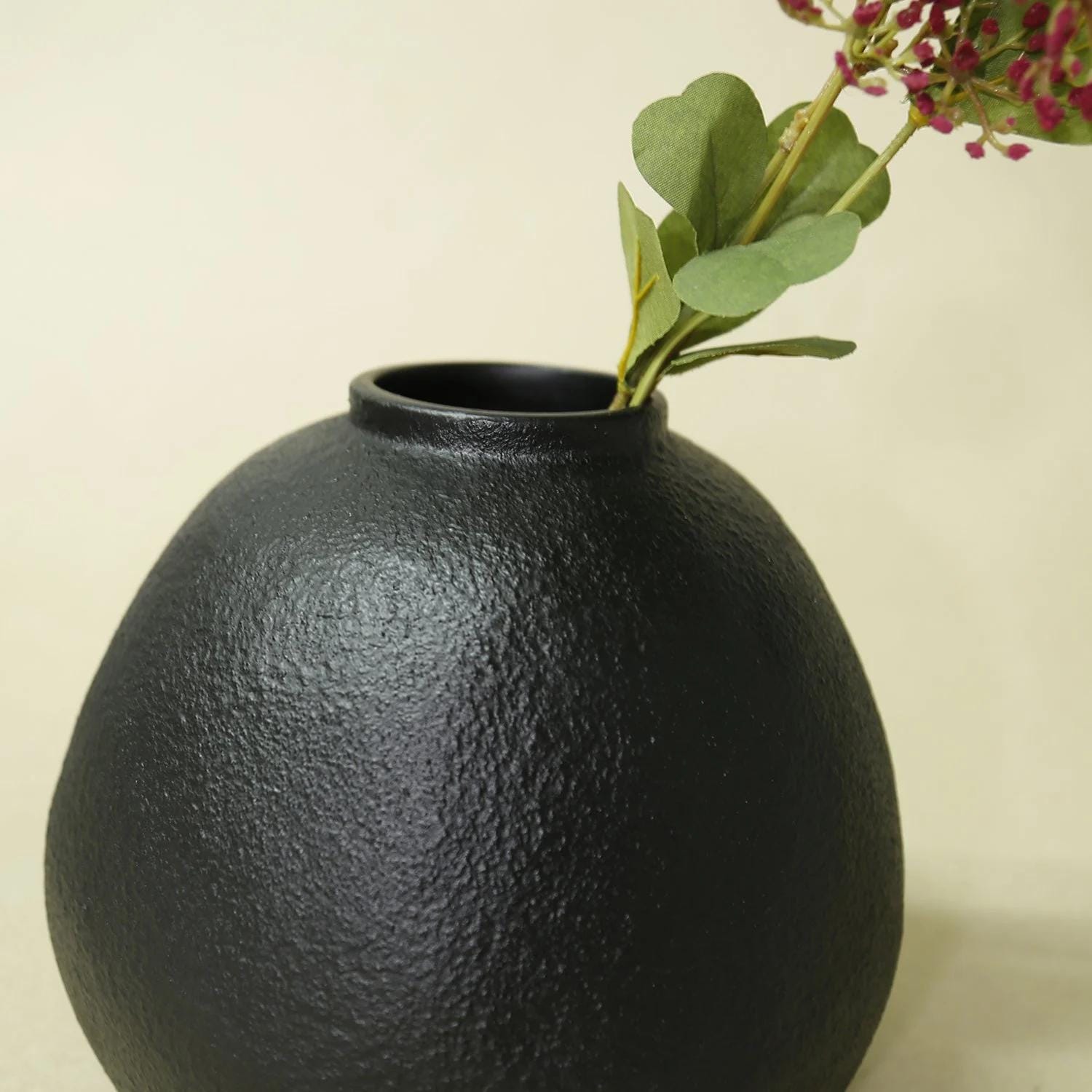 オフィーリアコレクション ブラックテクスチャード樹脂製花瓶：モダン