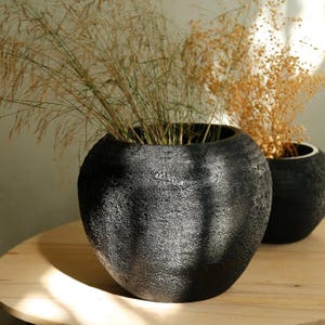 Jarrón negro texturizado: elegante decoración de resina para el hogar, maceta decorativa moderna