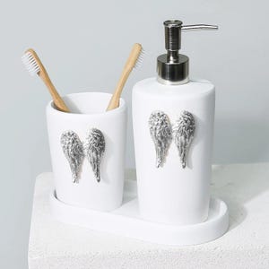 Juegos de accesorios de baño Wings con dispensador de jabón, portacepillos y bandeja