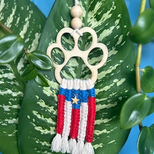 Difusor de aceites esenciales para espejo retrovisor de macramé con estampado de pata de perro y bandera de Puerto Rico
