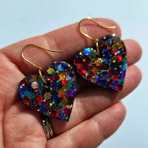 Boucles d'oreilles coeur colorées // boucles d'oreilles scintillantes arc-en-ciel boucles d'oreilles lumineuses accessoires scintillants cadeau pour elle faites main avec de la résine Hook