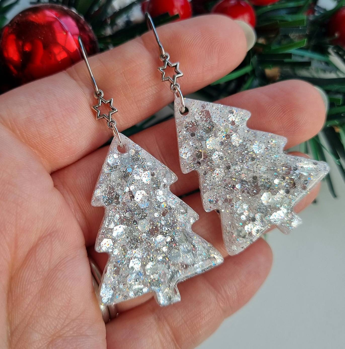 キラキラ輝くクリスマスツリーのイヤリング - シルバーのクリスマス 