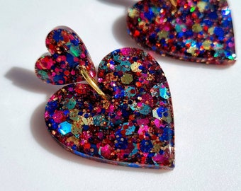 Pendientes de corazón de colores // pendientes brillantes arco iris - pendientes de declaración brillante - accesorios brillantes - regalo para ella - hecho a mano con resina