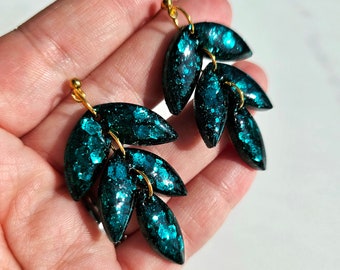 Sparkly emerald green draping earrings// dark green leaf earrings-art deco earrings-glittery party jewellery-glamourous earrings-handmade