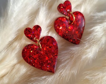 Pendientes colgantes de corazón rojo brillante - hechos a mano con resina - perno de acero inoxidable.