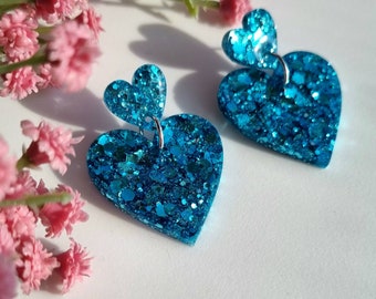 Boucles d'oreilles coeur bleu//Boucles d'oreilles scintillantes bleu aqua - boucles d'oreilles lumineuses - accessoires scintillants - cadeau pour elle - boucle d'oreille en résine faite main