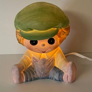 Può includere: Un set di tre tazze in ceramica con finitura opaca e macchiettata. Le tazze sono nei toni del crema, grigio chiaro e grigio scuro. Ogni tazza ha un design semplice e minimalista, perfetto per caffè o tè.