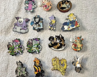 Verschiedene Fursona-Pins – Anstecknadeln mit Fellmotiven aus Hartemaille