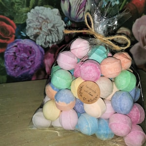 50 Assorted Mixed Assortment Mini Bath Marbles Fizzers Bombs Wedding Favours Fruity Musk Fresh Floral Sweet Christmas Gift Wrapped Set