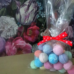 30 Assorted Mixed Mini Bath Marbles Chill Pills Fizzers Vegan Bombs Gift Set Wrapped Bag Sack Handmade Merry Happy Christmas Secret Santa