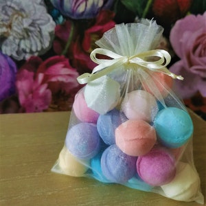 20 Mini Bath Marbles Chill Pills Fizzies Bombs Assorted Mixed Assortment Fizzers Wedding Favours Fruity Fresh Organza Bag Gift Wrapped Set