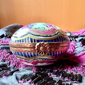 Caja de porcelana de Limoges, Francia, para guardar joyas, pastillas y anillos, con flores pintadas a mano y detalles dorados.