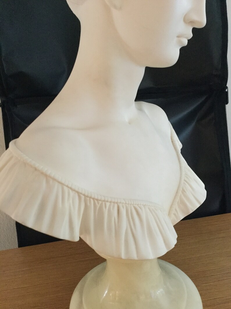 A Gianelli A Beautiful Signed Bust of the young woman Manon image 7