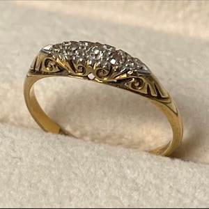 Anillo Art Déco de platino y oro amarillo de 18 quilates con cinco diamantes, sello distintivo de Chester de 1921.