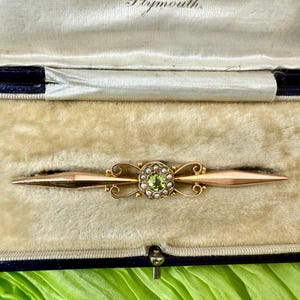 Edwardian Seed Pearl and Peridot Cluster Bar Brooch Pin in 9 Carat Yellow Gold Jewellery Gift