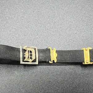 Pulseira de fita de luto vitoriana antiga com letra gótica D em ouro, prata e pérolas de semente