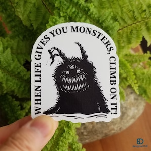 Cuando la vida te da monstruos, ¡súbete a ella! Pegatina recubierta de vinilo brillante / Escalada en roca / Boulder