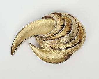 Vintage 60s~CROWN TRIFARI Gold Tone Feathers Swoosh Brooch 2-7/8" × 1-7/8"