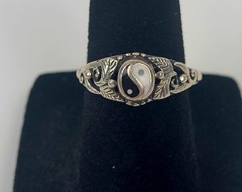 Vintage Yin Yang Sterling Silver Ring~Enameled~Vine Leaves~Size 5.25