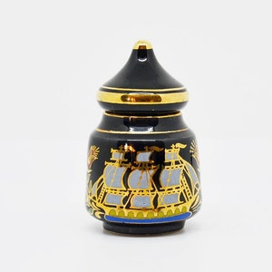 miniature porcelain jar, porcelain jar, enameled taro, taro with ship, small taro, collectible taro