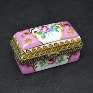 Porcelain flower box, vintage box, retro box, porcelain pillbox
