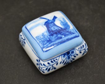 vintage pillbox, porcelain pillbox, square pillbox, collectible pillbox, gift for her, collectible gift, fine porcelain