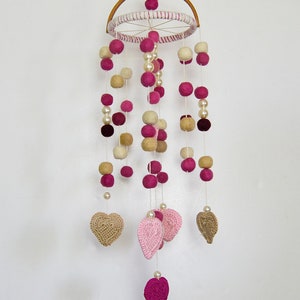 móvil rosa y blanco,Rosa y blanco fieltro bola,corazones de ganchillo,mobil de cuna,hecho a mano,cuna de niña,regalo de bebe,regalo de chica