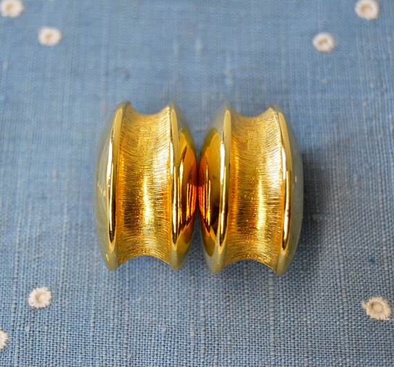 pendientes dorados ,cabouchon dorados,pendientes dorados grandes, bijuteria dorada,pendientes de fiesta,pendientes de clip,pendientes 