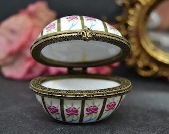 porcelain pillbox, oval pillbox, pillbox with flowers, collectible pillbox, vintage pillbox, fine porcelain, gift for her, collection