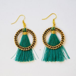 pequeña borla pendientes,pendientes verde,pendientes de borla,pendientes de poliester,pendientes hechas a mano,pendientes de hilo