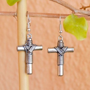 pendientes cruces,color plateado cruz,pendientes vintage,pendientes de caida cruzada,encanto cruzado,