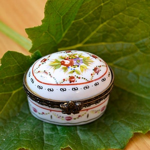 daily pill box, small pill box, vintage pill box