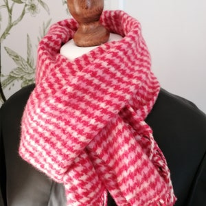 Elgin of Scotland red ivory  houndstooth check Cashmere scarf.