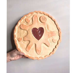 Handmade UK Heart Giant Jammy Dodger Biscuit Home Decor Props Giant Food Sculpture Hand Made Unusual Fake Food Wall Sculpture Wall Art