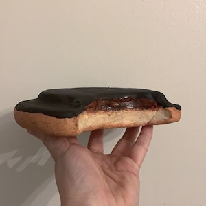 MADE TO ORDER Handgemachte Riesen Jaffa Kuchen mit Biss Ungewöhnliche Quirky Art Food Skulptur Requisiten Home Decor Prop cosplay Art Foodie Spinnerornament